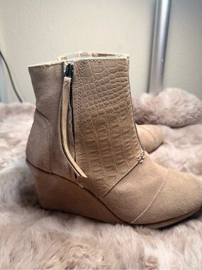 Toms Taupe Croc-Panel Suede Wedge Ankle Boots